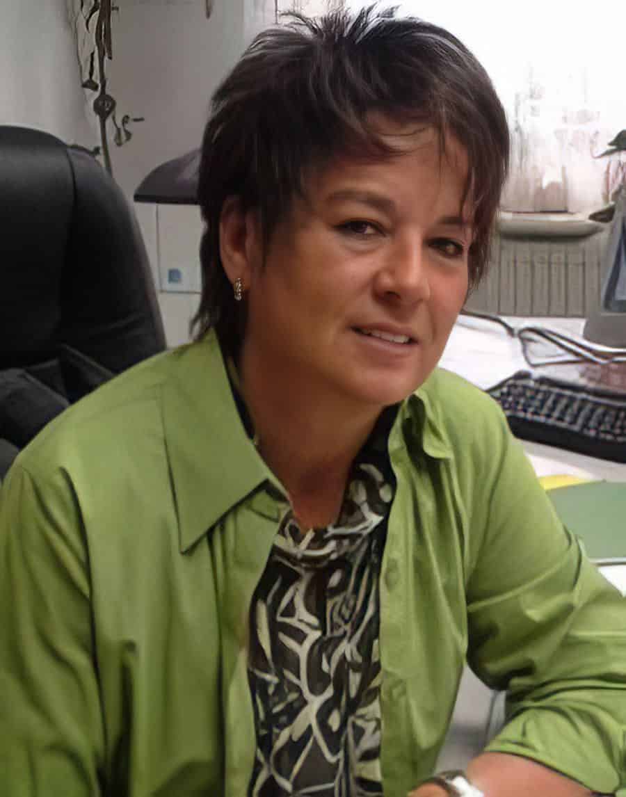 Metallbeauftragte bei Frühschütz Lohngalvanik GmbH im Büro, sichtbares Arbeitsumfeld und Büroausstattung.