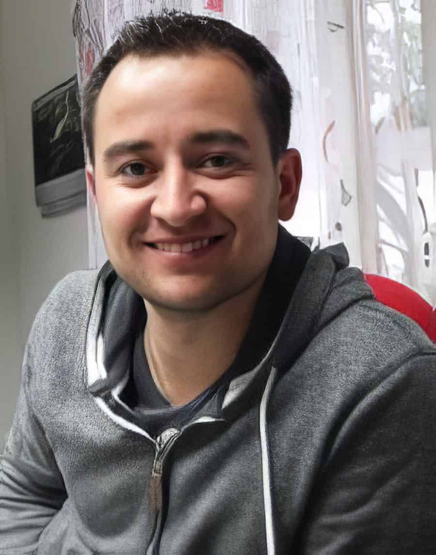 1. Freundlicher Mitarbeiter von Frühschütz Lohngalvanik GmbH, in einem Industriebetrieb.