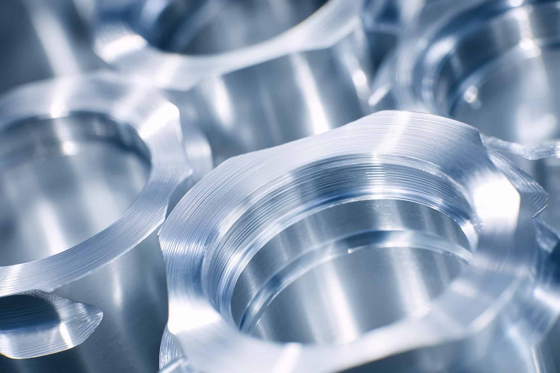 Hochwertige verzinkte Metallteile von Frühschütz Lohngalvanik GmbH, spezialisiert auf Oberflächenbehandlung.