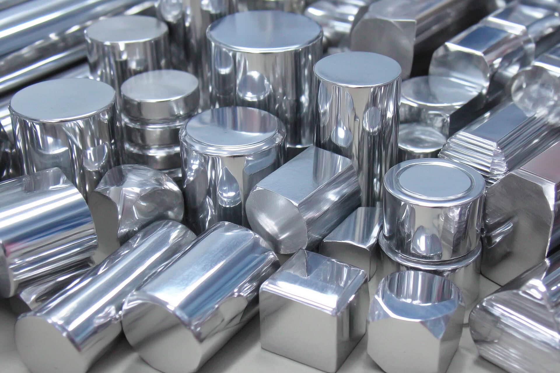 1. Hochglänzende verzinkte Metallteile in verschiedenen Formen und Größen.