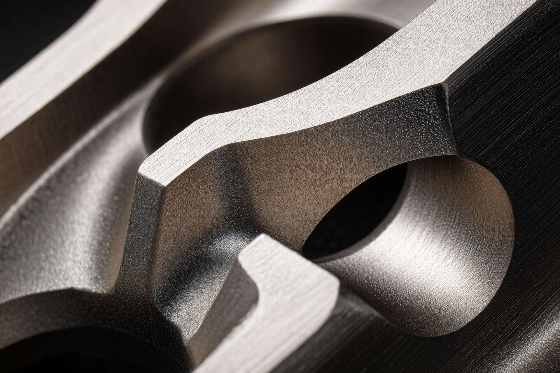 Metallkomponente in der Oberflächenveredelung, Detailaufnahme.