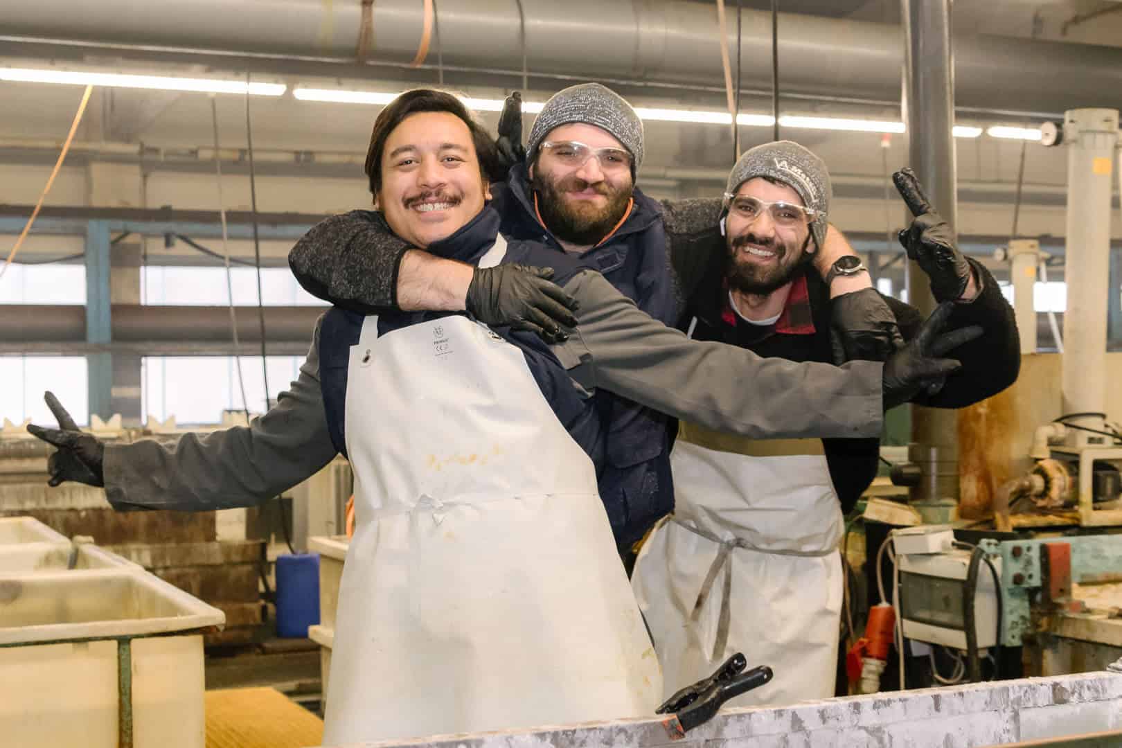 Hände bei Industrielackierung und Galvanik, Teamarbeit bei Frühschütz Lohngalvanik GmbH.