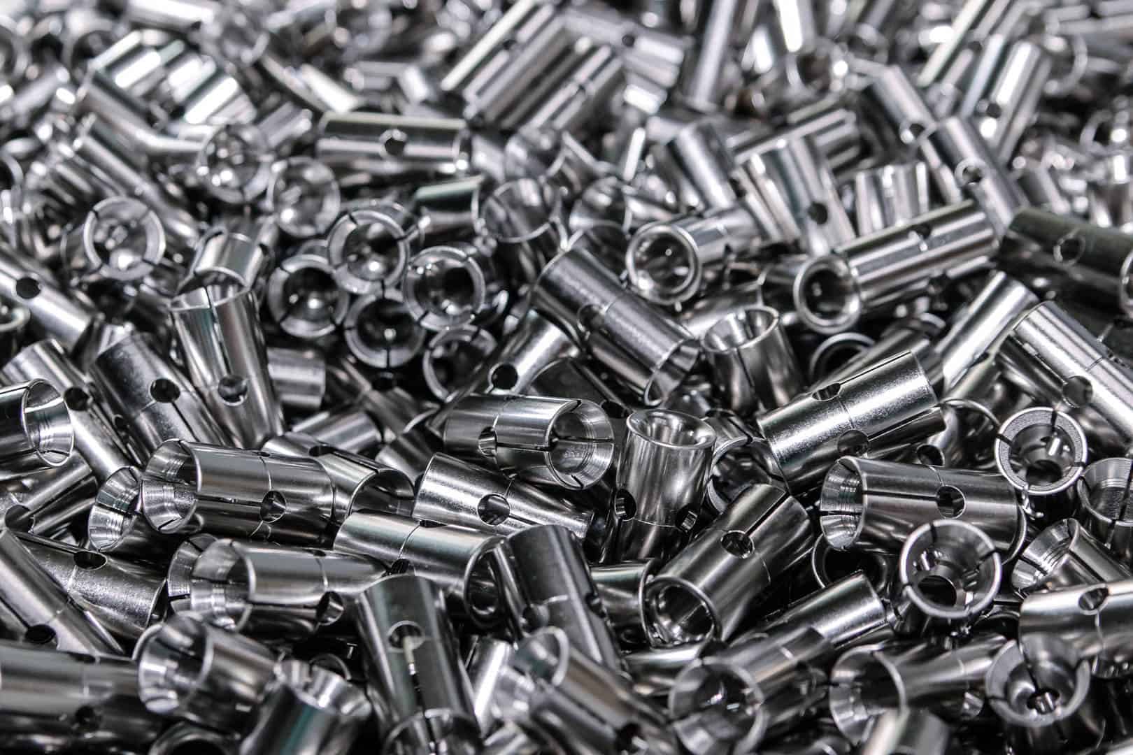 Schutzkappen aus Metall bei Frühschütz Lohngalvanik GmbH, hochwertige Oberflächenveredelung für Industrieanwendungen.