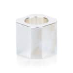 1. Metallstück aus Oberflächeveredelung, glänzend und geometrisch präzise.