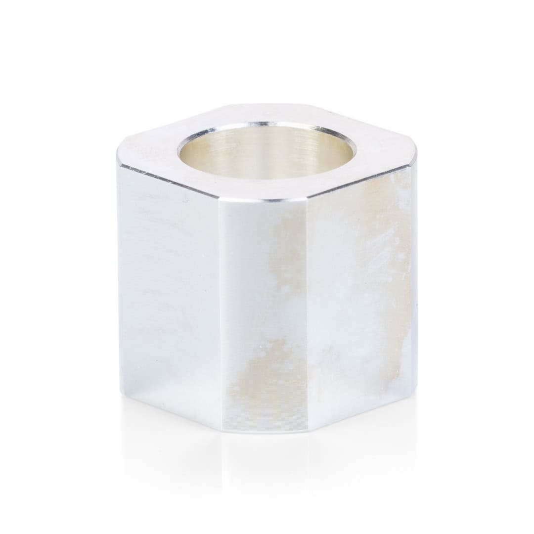 1. Metallstück aus Oberflächeveredelung, glänzend und geometrisch präzise.